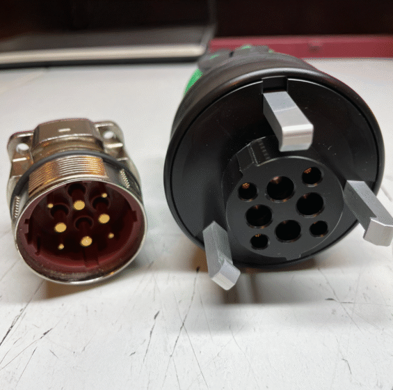 4-poliger Leistungs- und Sense-Prüfadapter 600 V / 80 A mit gewinkeltem Kabelabgang und Knickschutztülle