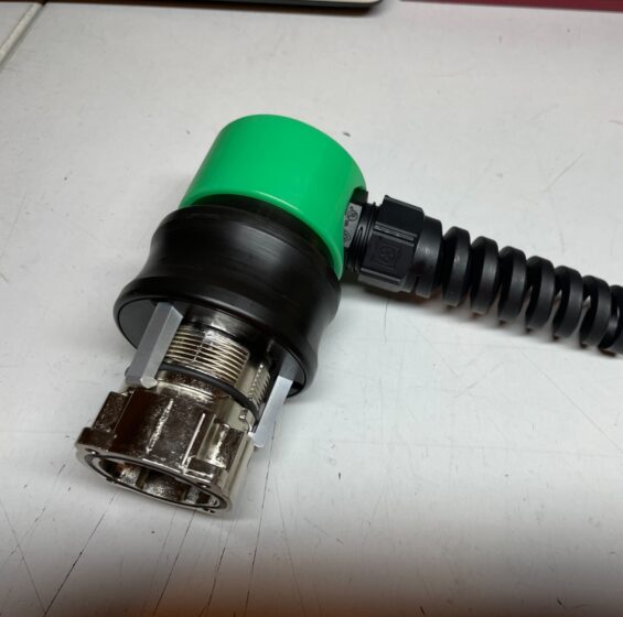 4-poliger Leistungs- und Sense-Prüfadapter 600 V / 80 A mit gewinkeltem Kabelabgang und Knickschutztülle